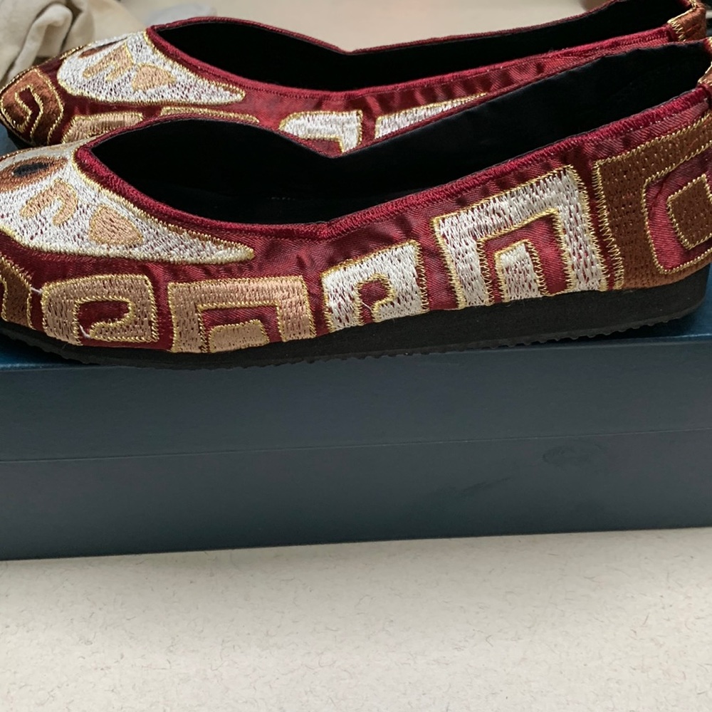 Brand new and unworn ballet slippers without a box. Nonskid soles.